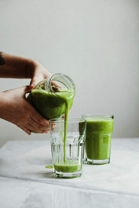 Green Smoothie pomme-épinard au lait d’amande